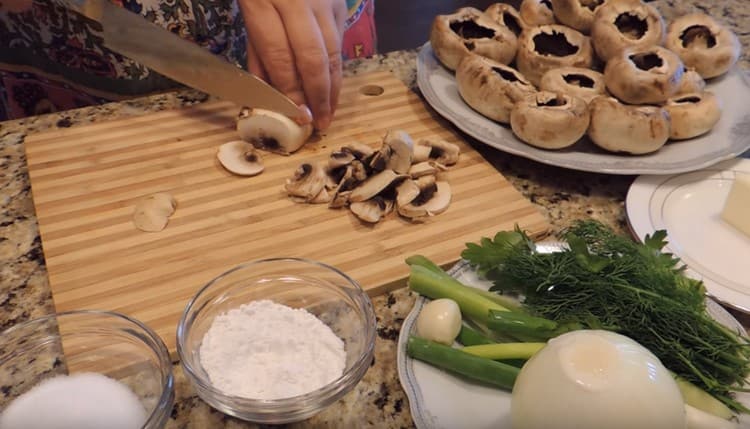 Ciuperci mărunțite.