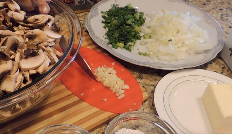 Se macină ceapa, usturoiul, ierburile.