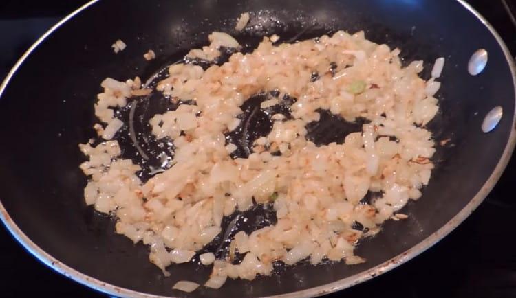 Prăjiți ceapa până se rumenesc.