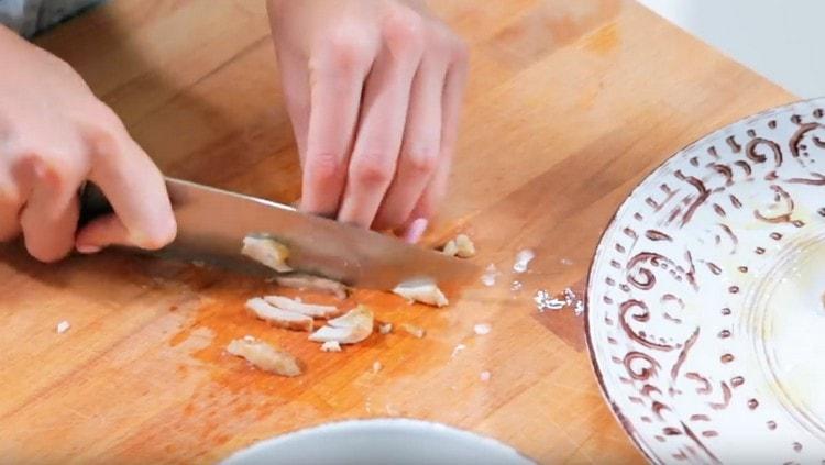 Se taie în bucăți de pui prăjit.