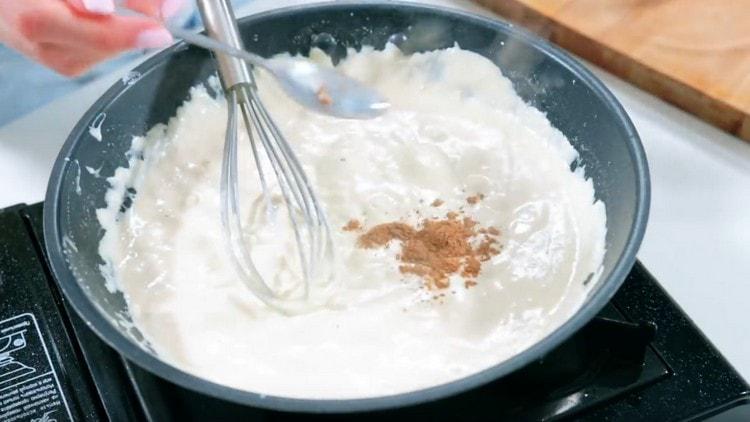 Adaugă sos, nucșoară în sos.