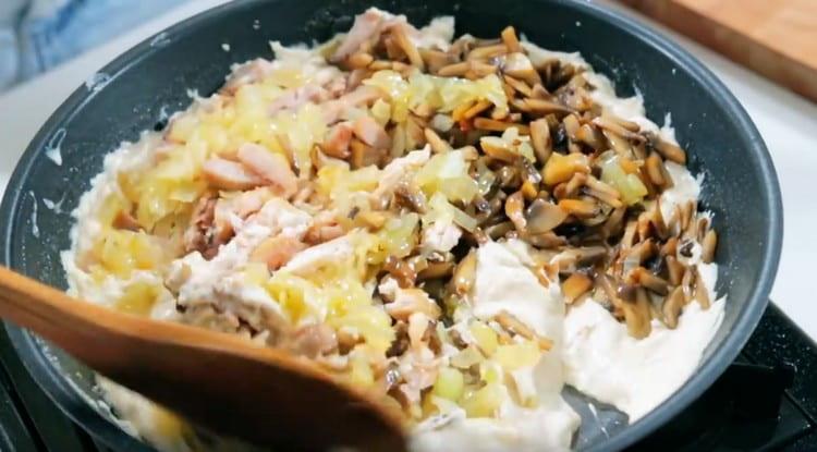 Pune ceapa, puiul și ciupercile în sos.