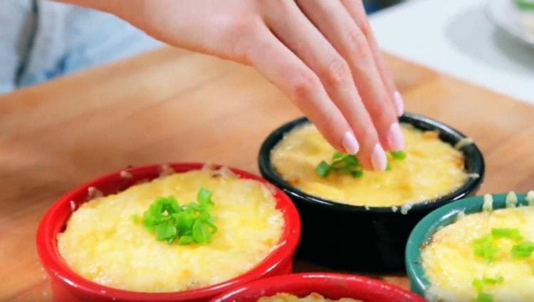 Iuliana de pui gata poate fi presărată cu ierburi proaspete.