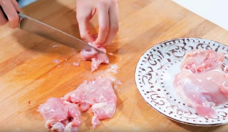 Tăiați puiul în bucăți.