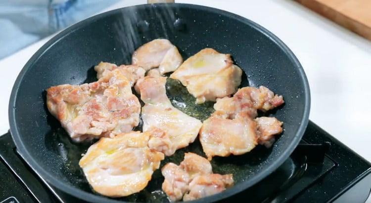 Prăjiți carnea pe ambele părți, sare.