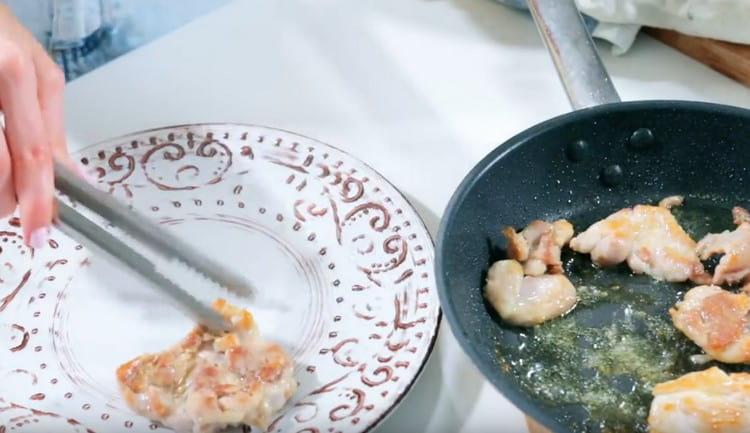 Schimbăm puiul prăjit pe o farfurie, lăsăm să se răcească ușor.