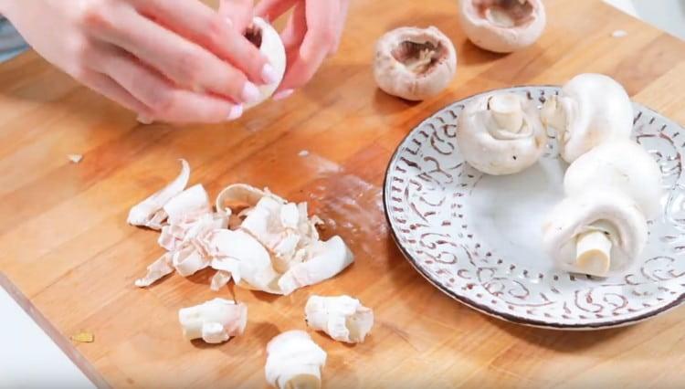 Curățăm ciupercile.