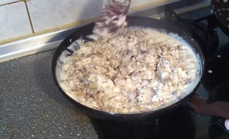 Разпределете предварително приготвените съставки в соса и разбъркайте.