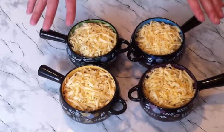 Поръсете ястието с настърган кашкавал.