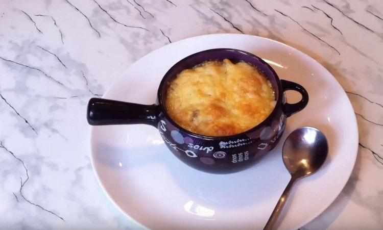 Ароматно жулие с пилешко месо и гъби е готово.