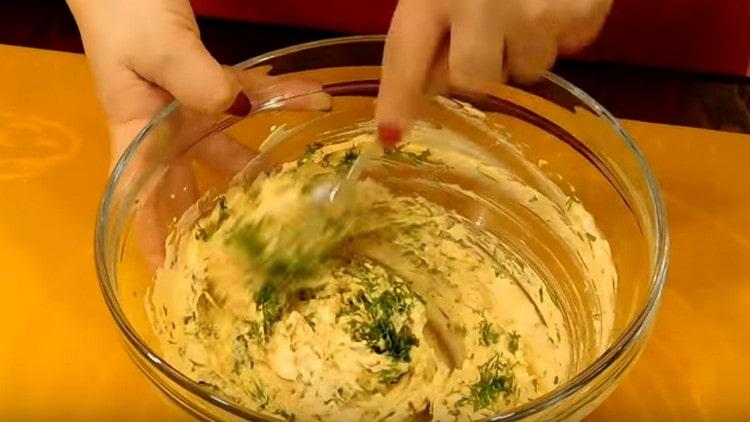 Adăugați mărar în umplutura din gălbenușuri și amestecați.