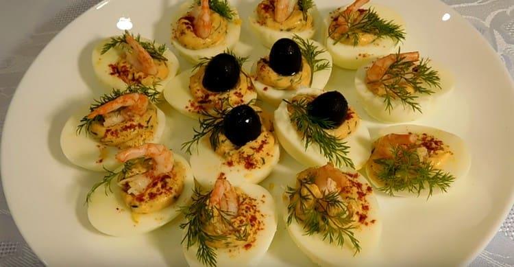 Un astfel de aperitiv de creveți se dovedește a fi atât delicios, cât și frumos.