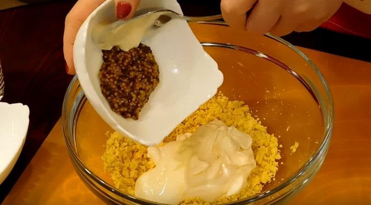 Adăugăm și cremă de brânză și semințe de muștar.