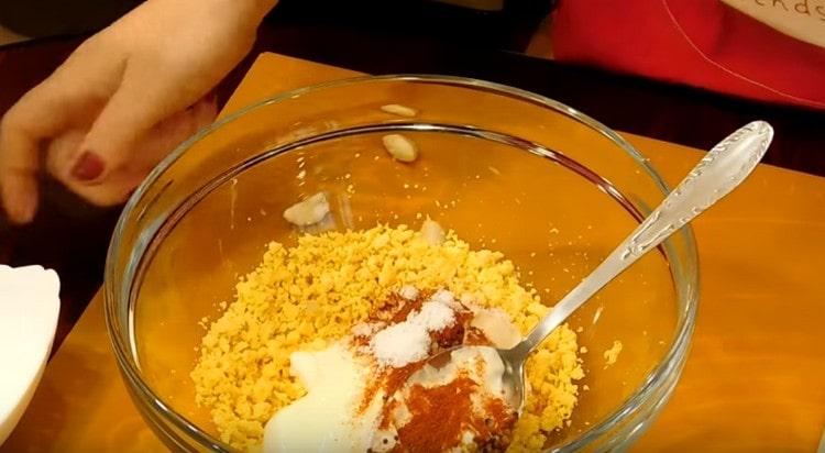 Se adauga paprika si sare dupa gust.