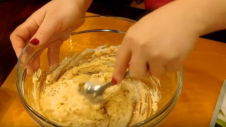 Se amestecă bine masa.