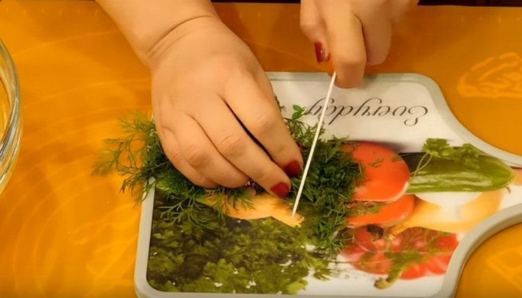 Se macină o grămadă de mărar.