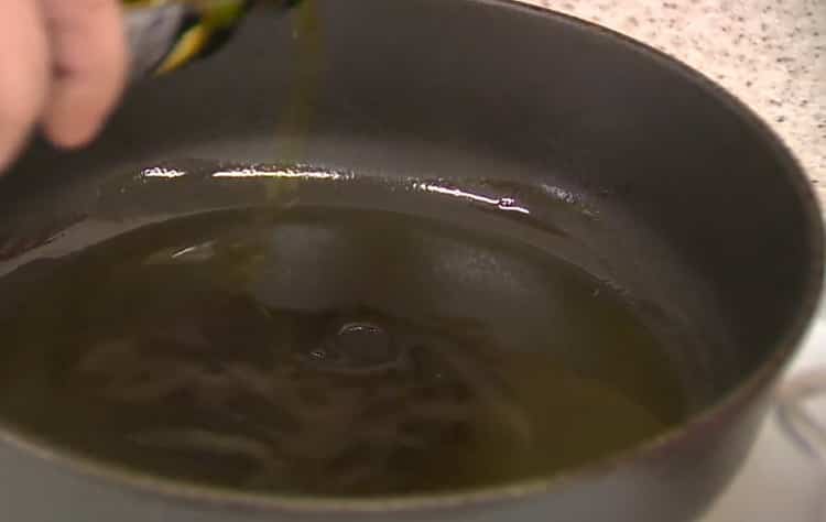 Pentru a găti taiteii, încălziți tigaia