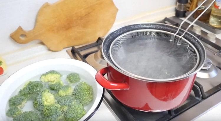 Nous lavons les inflorescences de brocoli.