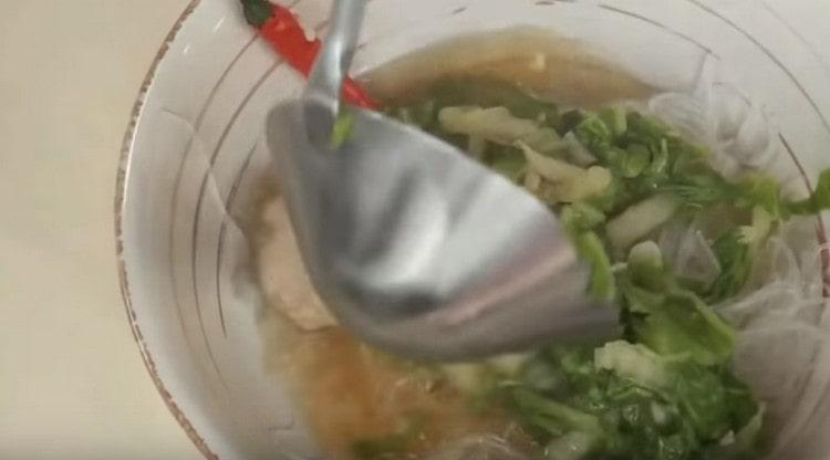 Ilagay ang inihandang sou sa isang mangkok para sa funchose.