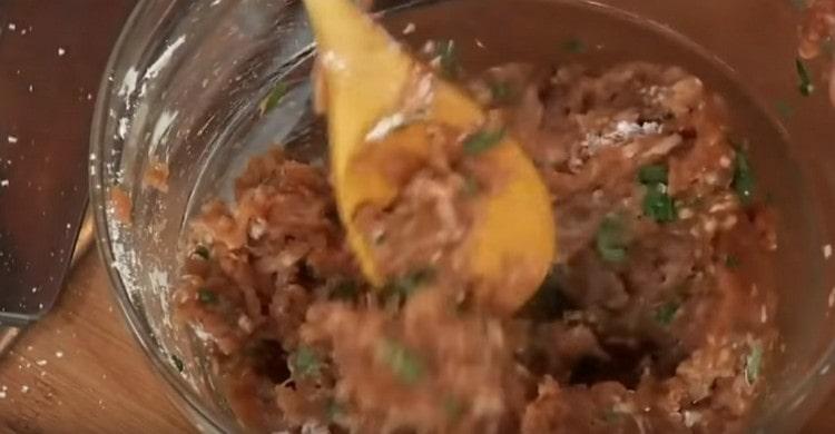 Idagdag ang itlog at pampalasa sa tinadtad na karne, ihalo.