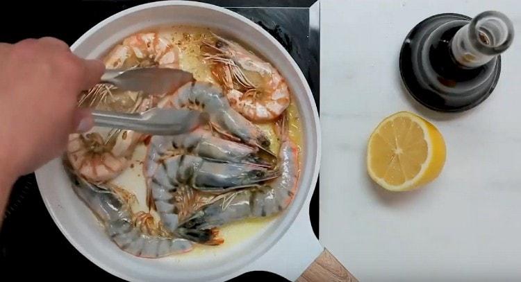 Запържете скаридите от двете страни.