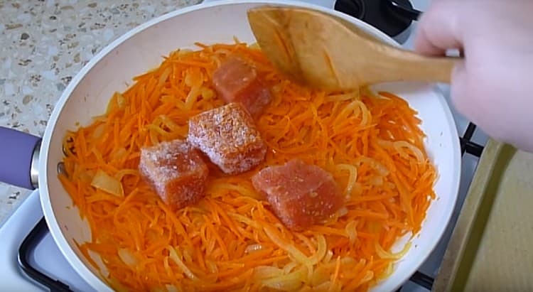 Tilsæt frosne tomater til grøntsagerne.