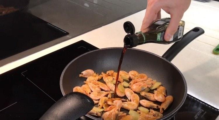 Afegir la salsa de soja.