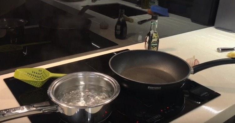 En una cassola, porteu l’aigua a ebullició.