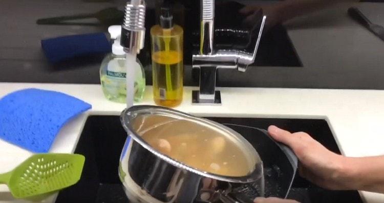 Escorreu l’aigua, poseu les gambes en un colador.