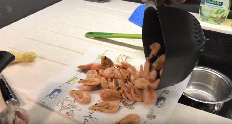 A continuació, transferim el marisc en una tovallola per desfer-se de la humitat.