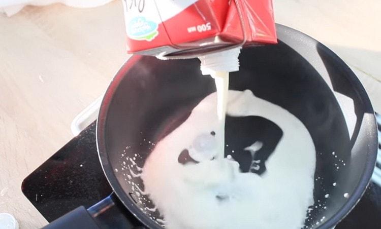 Hæld fløden i stewpan.