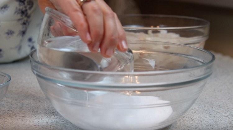 Pregătim o soluție salină.