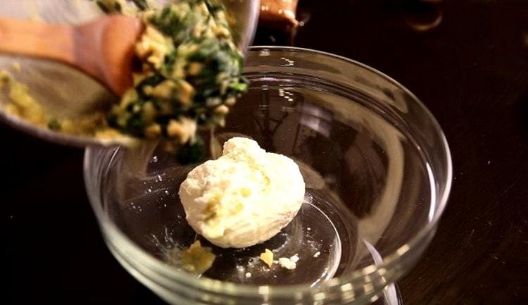 Coloque o queijo ricota em uma tigela.