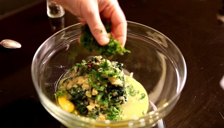 Adicione as verduras picadas ao recheio.