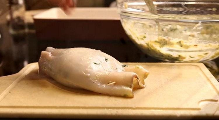 Prendemos a lula com palitos de dente para que o recheio não vaze durante o cozimento.