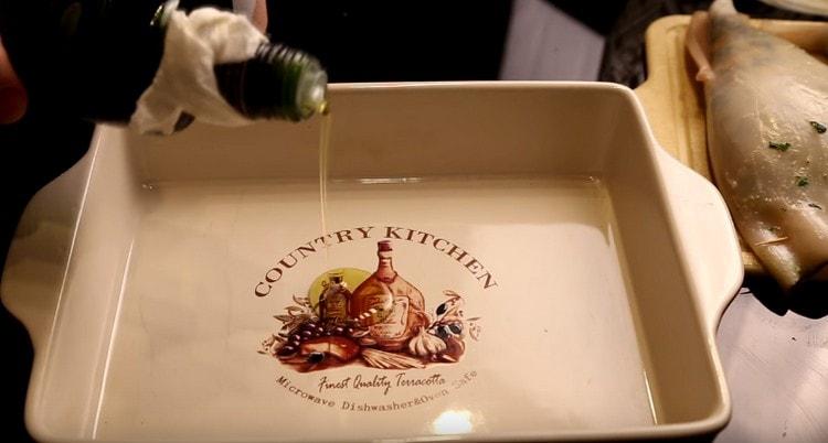 Unte uma assadeira com azeite de oliva.