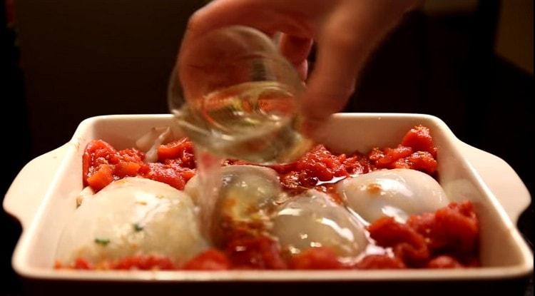 Adicione também vinho branco seco.