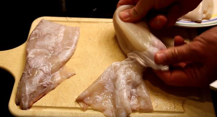 Limpamos as carcaças de lula dos filmes.