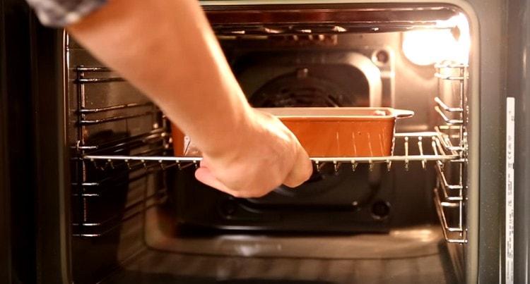 Coloque a forma de lula no forno.