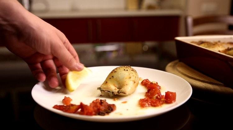 As lulas cozidas no forno de acordo com esta receita são incrivelmente saborosas.