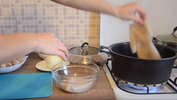 We put squid carcasses into boiling water.