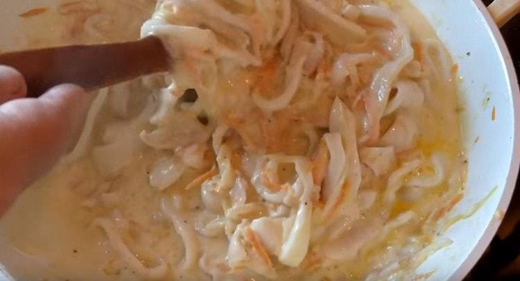 Minutos 7 lulas cozidas em creme de leite sob a tampa.