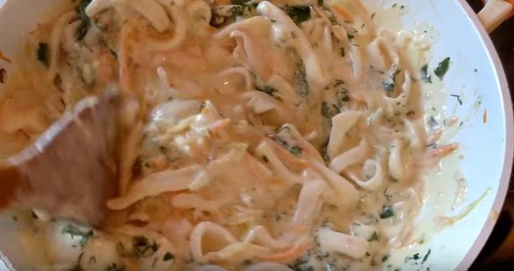 Adicione as verduras picadas ao prato.