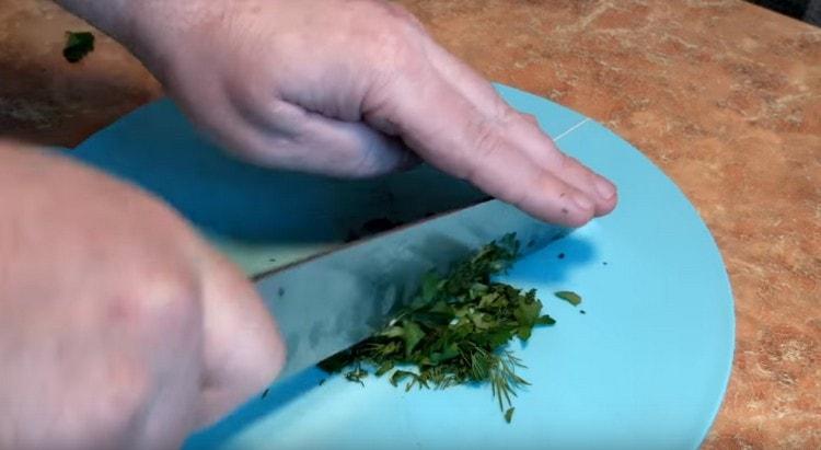 Moer ervas frescas.