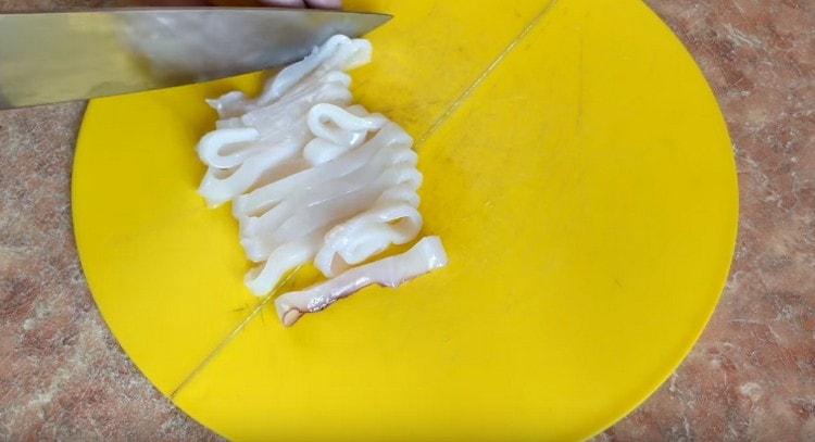 Corte a lula em rodelas.