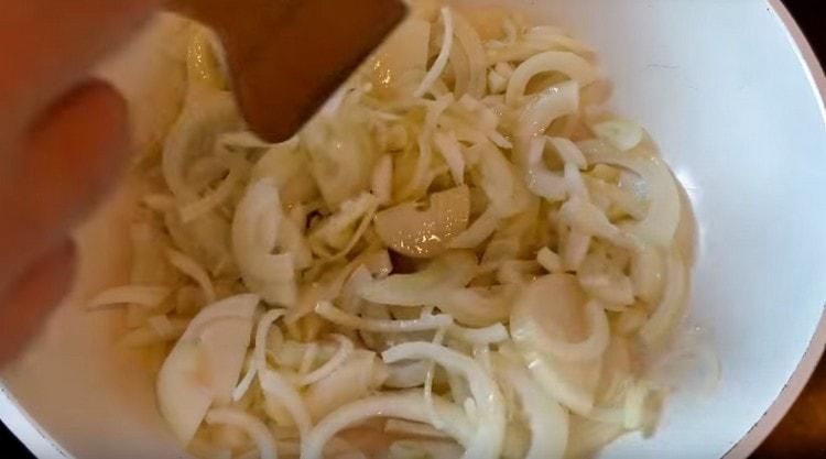 Frite a cebola na manteiga até ficar macia.