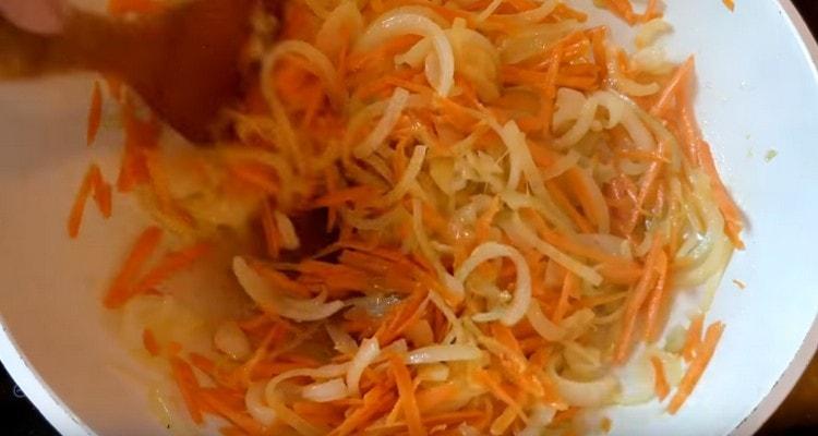 Adicione as cenouras à cebola.