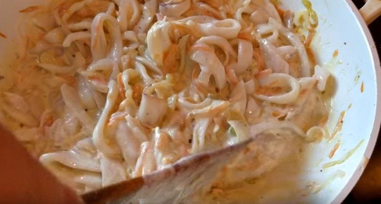 espalhe as lulas para legumes e adicione o creme de leite.