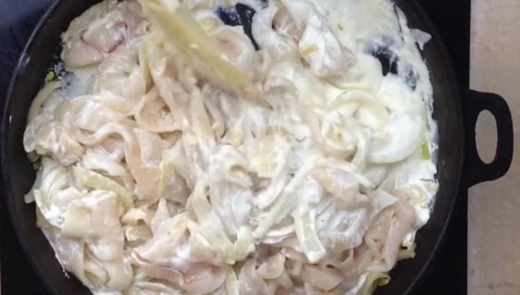 Mélanger les ingrédients, saler, poivrer et laisser mijoter sous le couvercle.