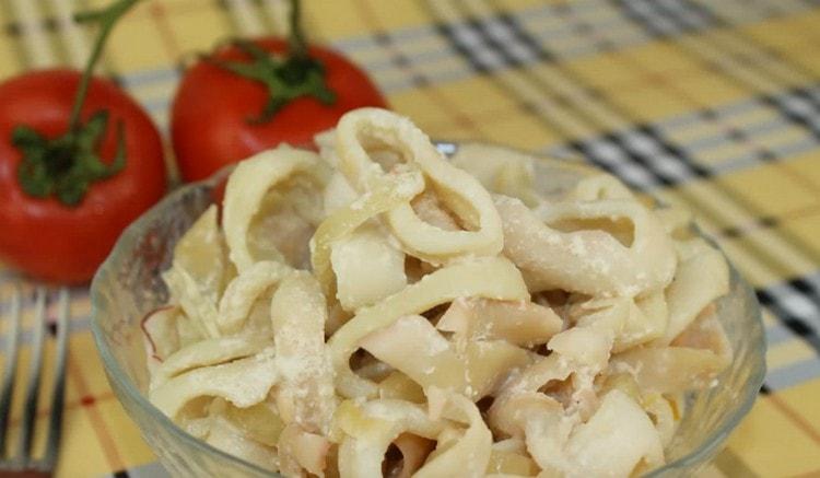 Les calmars à la crème sure complètent à merveille n'importe quel plat d'accompagnement.